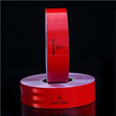 Rdeč retro odsevni trak