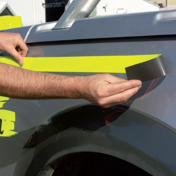Fluorescentni odsevni magnetni trak